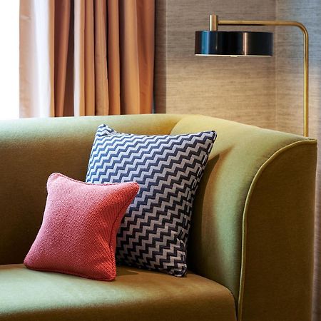เดอะ ฟิตซ์วิลเลียม โฮเต็ล Hotel ดับลิน ภายนอก รูปภาพ A sofa with cushions