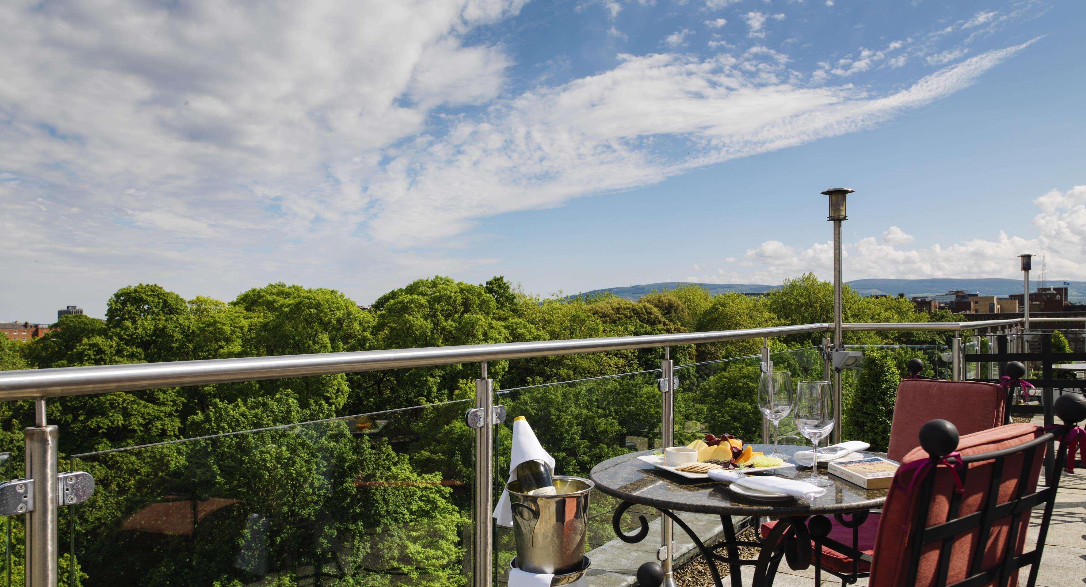 เดอะ ฟิตซ์วิลเลียม โฮเต็ล Hotel ดับลิน ภายนอก รูปภาพ The view from the balcony of the hotel