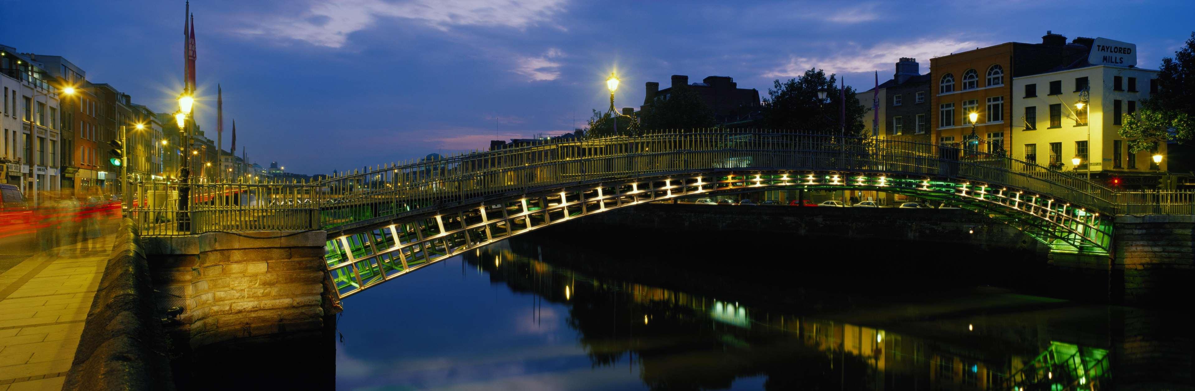 เดอะ ฟิตซ์วิลเลียม โฮเต็ล Hotel ดับลิน ภายนอก รูปภาพ The bridge at night