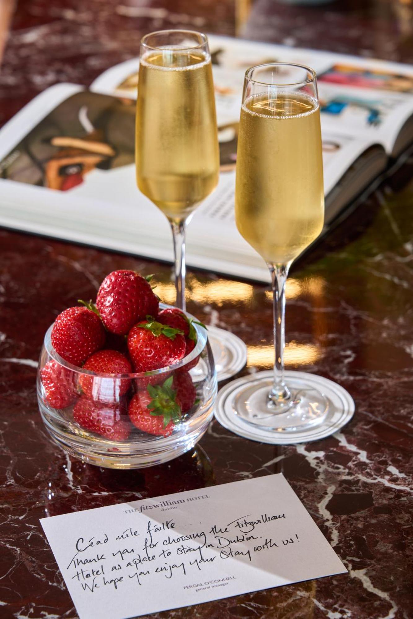 เดอะ ฟิตซ์วิลเลียม โฮเต็ล Hotel ดับลิน ภายนอก รูปภาพ Champagne and strawberries