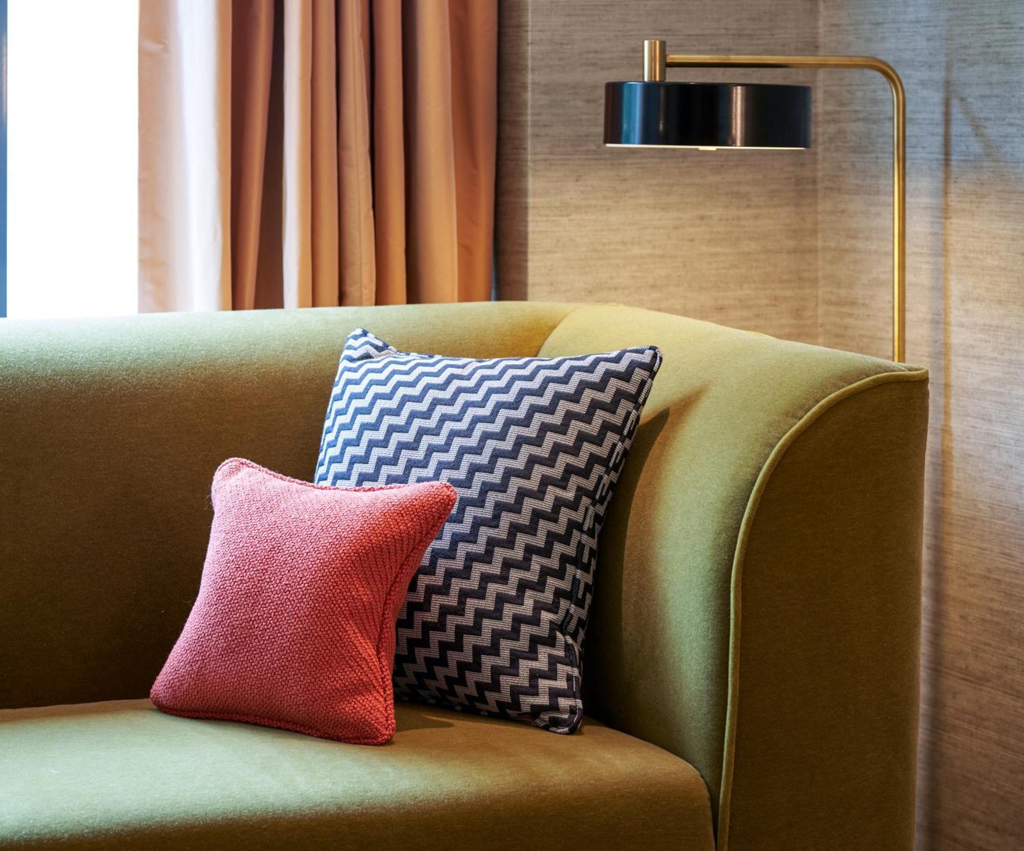 เดอะ ฟิตซ์วิลเลียม โฮเต็ล Hotel ดับลิน ภายนอก รูปภาพ A sofa with cushions