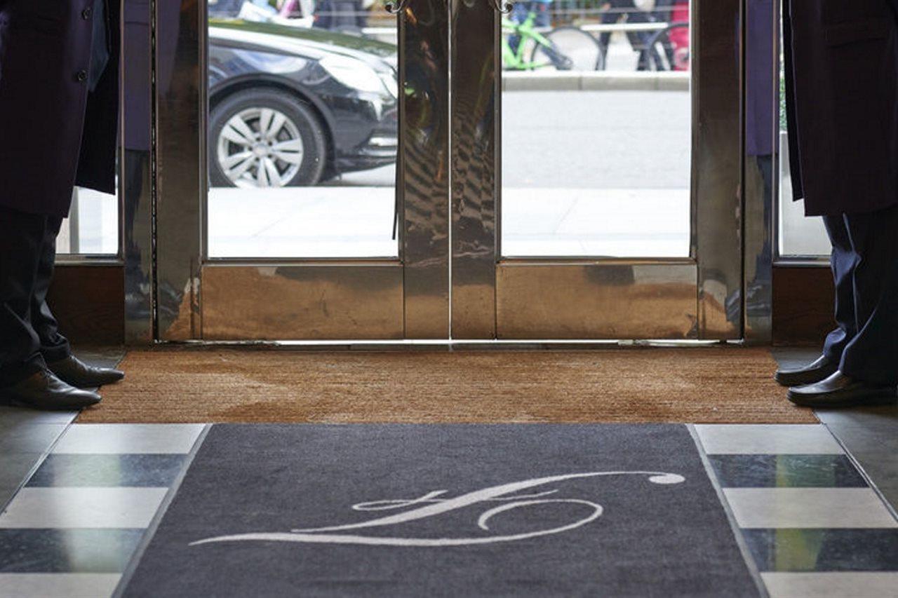 เดอะ ฟิตซ์วิลเลียม โฮเต็ล Hotel ดับลิน ภายนอก รูปภาพ Entrance to the hotel